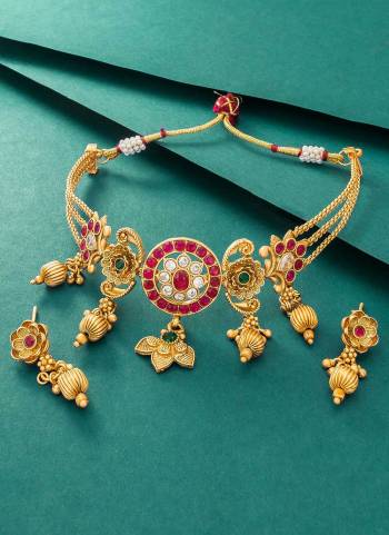 Grab These Beautiful Necklace in Golden Colored Come With Alloy Material And Beautified With Floral Choker Rajwadi Work.Buy Now.