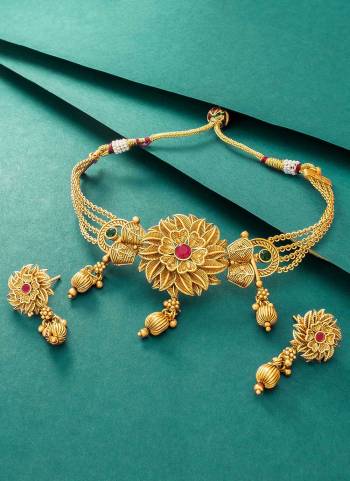 Grab These Beautiful Necklace in Golden Colored Come With Alloy Material And Beautified With Floral Choker Rajwadi Work.Buy Now.