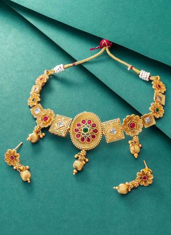 Grab These Beautiful Necklace in Golden Colored Come With Alloy Material And Beautified With Floral Choker Rajwadi Work.Buy Now.