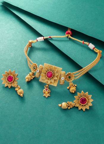 Grab These Beautiful Necklace in Golden Colored Come With Alloy Material And Beautified With Floral Choker Rajwadi Work.Buy Now.