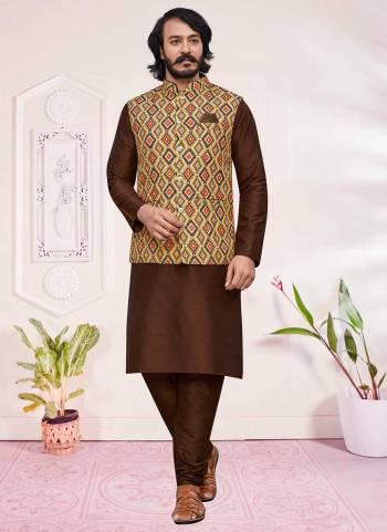 For A Festive Wear,Grab These Readymade Mens Wear Pair Come With Fine Colored.These Kurta And Bottom Are Fabricated On Art Silk Pair With Jute Silk Jacket.Its Beautified With Designer Printed Work.