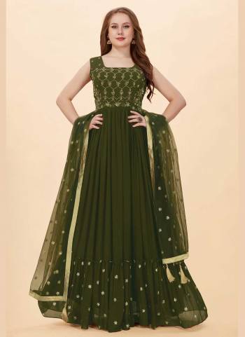 For A Designer Look,Grab These Readymade Gown in Fine Colored Pair With Fany Dupatta.These Gown is Fabricated On Georgette Pair With Net Dupatta.its Beautified With Designer Heavy Hand Embroidery Work. 