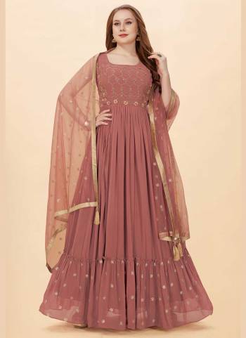 For A Designer Look,Grab These Readymade Gown in Fine Colored Pair With Fany Dupatta.These Gown is Fabricated On Georgette Pair With Net Dupatta.its Beautified With Designer Heavy Hand Embroidery Work. 