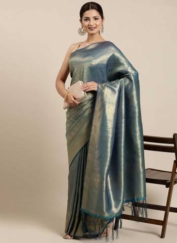 For A Casual Wear,Grab These Saree in All Over Fine Colored Pair With Blouse.These Saree And Blouse Are Fabricated On Silk.Its Beautified With Heavy Jari Wevon Designer Work.