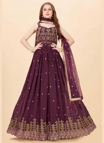 For A Designer Look,Grab These Readymade Gown in Fine Colored Pair With Fany Dupatta.These Gown is Fabricated On Georgette Pair With Net Dupatta.its Beautified With Designer Heavy Hand Embroidery Work.