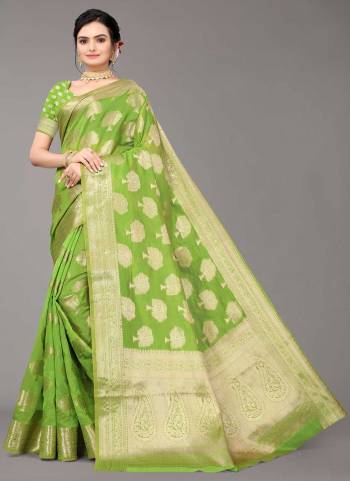 For A Beautiful Look,Grab These Saree in Fine Colored Pair With Blouse.These Saree Are Silk And Blouse Are Fabricated On Organza.its Beautified With Wevon Jari Designer Work.