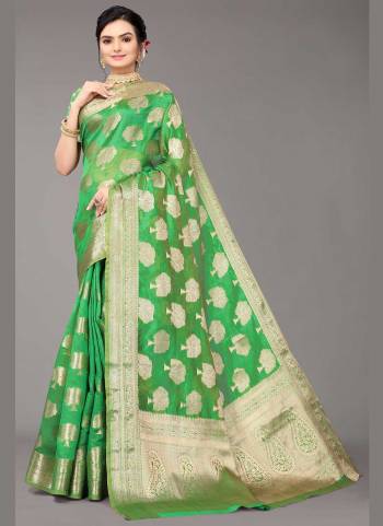 For A Beautiful Look,Grab These Saree in Fine Colored Pair With Blouse.These Saree Are Silk And Blouse Are Fabricated On Organza.its Beautified With Wevon Jari Designer Work.