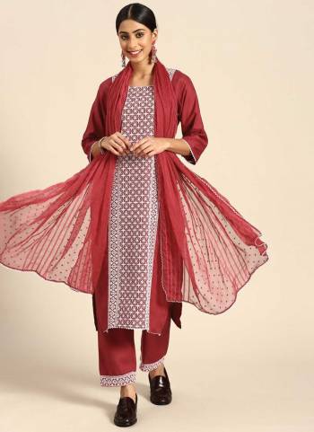 For A Different Look,Grab These Readymade Suit in Fine Colored Pair With Bottom And Dupatta.These Top And Bottom Are Fabricated On Cotton Blend Pair With Chiffon Dupatta.Its Beautified With Thread Embroidery Work.