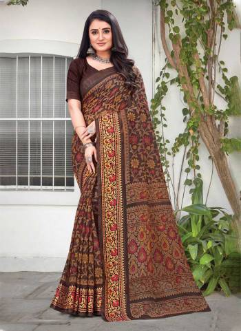 For A Festive Wear,Grab These Fine Colored Saree Pair With Blouse.These Saree And Blouse Are Fabricated On Cotton.Its Beautified With Designer Printed Work.