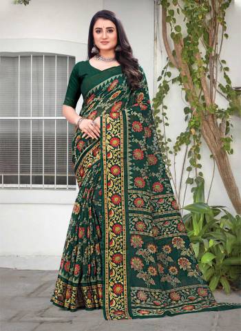 For A Festive Wear,Grab These Fine Colored Saree Pair With Blouse.These Saree And Blouse Are Fabricated On Cotton.Its Beautified With Designer Printed Work.