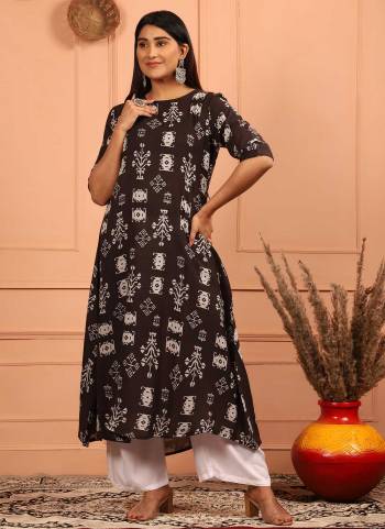 Grab These Fine Colored Kurti.These Kurti is Fabricated On Rayon.Its Beautified With Designer Printed Work.