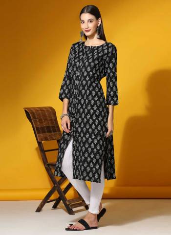 Grab These Fine Colored Kurti.These Kurti is Fabricated On Rayon.Its Beautified With Designer Printed Work.