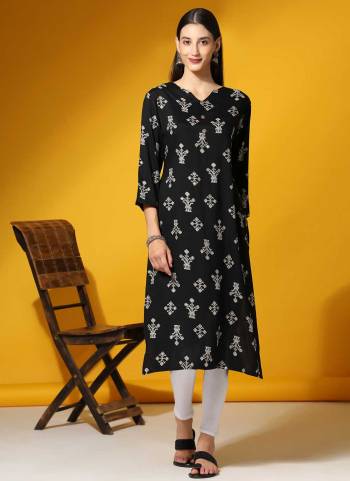 Grab These Fine Colored Kurti.These Kurti is Fabricated On Rayon.Its Beautified With Designer Printed Work.