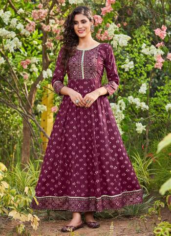 For A Festive Wear,Grab These Readymade Kurti in Fine Colored.These Kurti is Fabricated On Rayon.Its Beautified With Designer Printed Work.