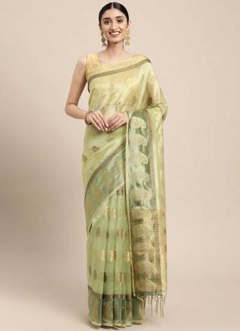 For A Beautiful Look,Grab These Saree in Fine Colored Pair With Blouse.These Saree And Blouse Are Fabricated On Organza.Its Beautified With Heavy Wevon Handloom Designer Work.