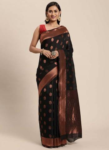 For A Casual Wear,Grab These Saree in Fine Colored Pair Wth Blouse.These Saree And Blouse Are Fabricated On Silk.Its Beautified With Heavy Wevon Copper Jari Designer Work.