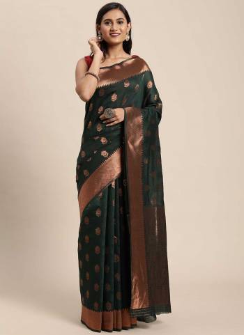 For A Casual Wear,Grab These Saree in Fine Colored Pair Wth Blouse.These Saree And Blouse Are Fabricated On Silk.Its Beautified With Heavy Wevon Copper Jari Designer Work.