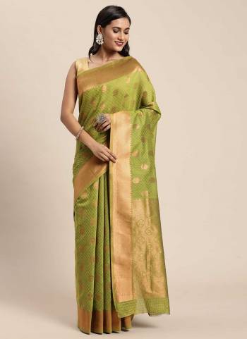 For A Casual Wear,Grab These Saree in Fine Colored Pair Wth Blouse.These Saree And Blouse Are Fabricated On Silk.Its Beautified With Heavy Wevon Copper Jari Designer Work.