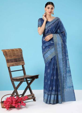 For A Festive Wear,Grab These Saree in All Over Fine Colored Pair With Blouse.These Saree And Blouse Are Fabricated Cotton.Its Beautified With Wevon Border,Designer Printed Work.