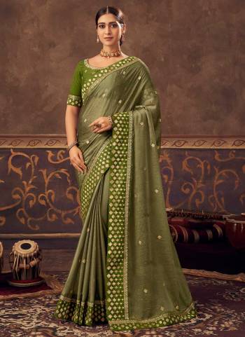 For A Beautiful Look,Grab These Saree in Fine Colored Pair With Blouse.Thes Saree is Fabricated On Chinon Pair With Phantom Silk Blouse.Its Beautified With Jari Embroidery,Heavy Stone Work.