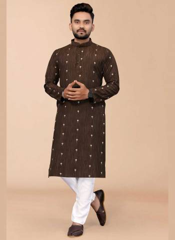 For A Festive Wear,Grab These Kurta in Fine Colored.These Kurta is Fabricated On Viscose Rayon With Wevon Designer Work.Its Available in All Regular Size.