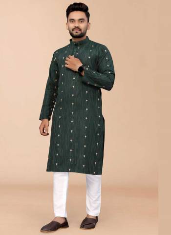 For A Festive Wear,Grab These Kurta in Fine Colored.These Kurta is Fabricated On Viscose Rayon With Wevon Designer Work.Its Available in All Regular Size.