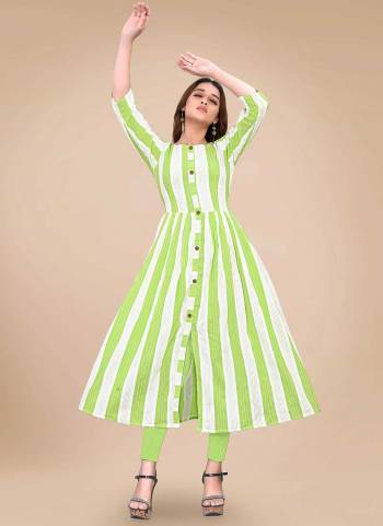 For A Casual Wear,Grab These Kurti in Fine Colored.These Kurti is Fabricated On Cotton.Its Beautified With Wevon Lining Designer Work.