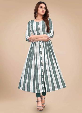 For A Casual Wear,Grab These Kurti in Fine Colored.These Kurti is Fabricated On Cotton.Its Beautified With Wevon Lining Designer Work.