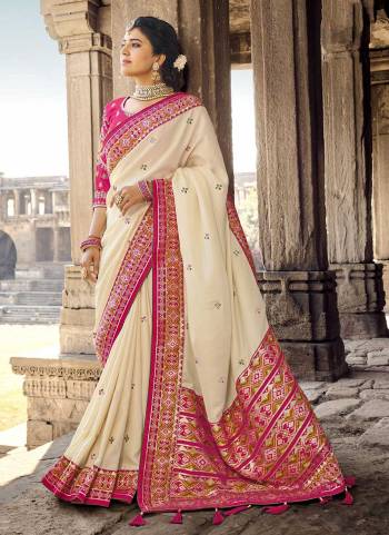 For A Designer Look,Grab These Saree in All Over Fine Colored Pair With Blouse.These Saree Is Fabricated On Banarasi Silk Pair With Raw Silk Blouse.Its Beautified With Heavy Woven Designer And Khatli Work.