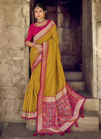 For A Designer Look,Grab These Saree in All Over Fine Colored Pair With Blouse.These Saree Is Fabricated On Banarasi Silk Pair With Raw Silk Blouse.Its Beautified With Heavy Woven Designer And Khatli Work.