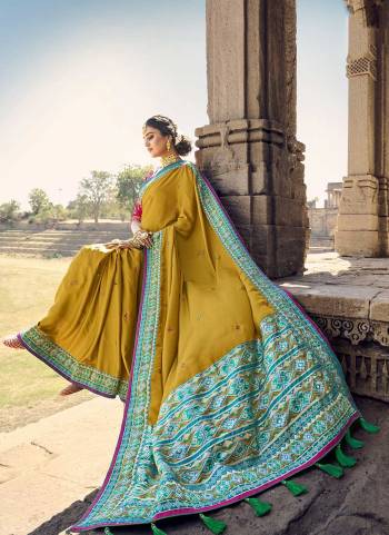 For A Designer Look,Grab These Saree in All Over Fine Colored Pair With Blouse.These Saree Is Fabricated On Banarasi Silk Pair With Raw Silk Blouse.Its Beautified With Heavy Woven Designer And Khatli Work.