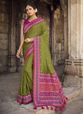 For A Designer Look,Grab These Saree in All Over Fine Colored Pair With Blouse.These Saree Is Fabricated On Banarasi Silk Pair With Raw Silk Blouse.Its Beautified With Heavy Woven Designer And Khatli Work.