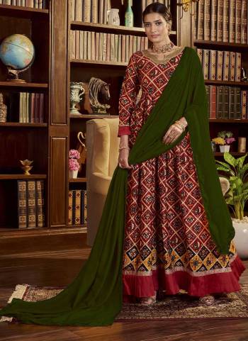 Grab These Gown in Fine Colored Pair With Dupatta.These Gown is Fabricated On Cotton Pair With Rayon Dupatta.Its Beautified With Designer Printed Work.