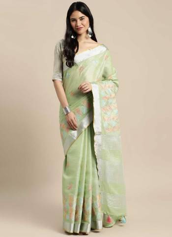 For A Casual Wear,Grab These Saree in Fine Colored Pair With Blouse.These Saree And Blouse Are Fabricated On Linen.its Beautified With Wevon Pallu Border,Resham Embroidery Work.