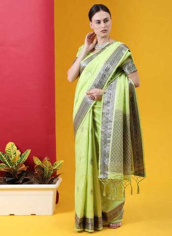 Grab These Festive Wear Saree in Fine Colored Pair With Blouse.These Saree And Blouse Are Fabricated On Banarasi Silk.Its Beautified With Wevon Gota Patti Designer Work.