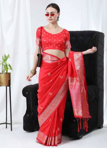 Grab These Festive Wear Saree in Fine Colored Pair With Blouse.These Saree And Blouse Are Fabricated On Banarasi Silk.Its Beautified With Wevon Gota Patti Designer Work.