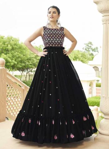 Grab These Gown in Fine Colored.These Gown is Fabricated On Georgette.Its Beautified With Shibori Printed,Sequance Embroidery Work.