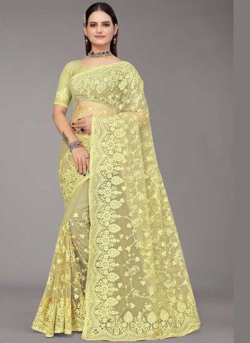 Grab These Fine Colored Saree Pair With Blouse.These Saree And Blouse Are Fabricated On Net.Its Beautified With Designer Murty Embroidery Work.