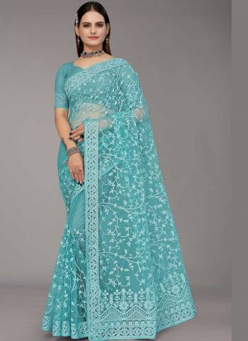 Grab These Fine Colored Saree Pair With Blouse.These Saree And Blouse Are Fabricated On Net.Its Beautified With Designer Murty Embroidery Work.