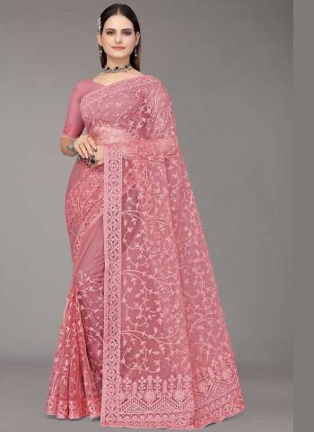 Grab These Fine Colored Saree Pair With Blouse.These Saree And Blouse Are Fabricated On Net.Its Beautified With Designer Murty Embroidery Work.