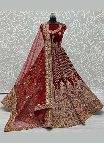 For A Designer Look,Grab These Heavy Designer Lehenga in Fine Colored Pair With Blouse And Dupatta.These Blouse And Lehenga Are Fabricated On Silk Pair With Organza Dupatta.Its Beautified With Heav Designer Work.