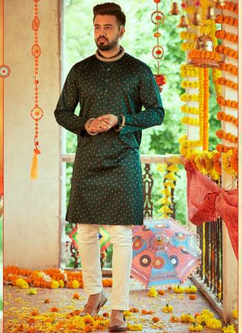 Grab These Navratri Kurta in fine Colored.These Kurta Is Fabricate On Gajji Silk.Its Beautified With Designer Printed Embroidery Work.