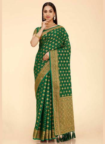 Grab These Saree in Fine Colored Pair With Blouse.These Saree And Blouse Are Fabricated On Georgette Silk.Its Beautified With Heavy Wevon Jari Designer Work .