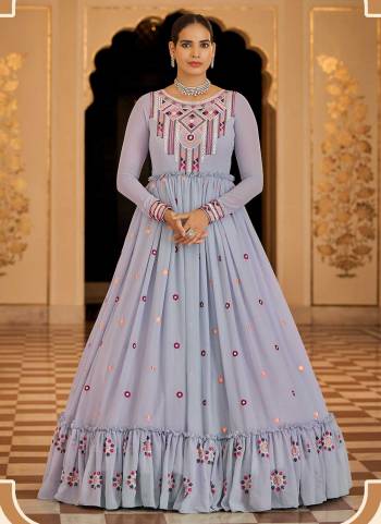 Grab These Anarkali Gown in Fine Colored.These Gown Are Fabricated On Georgette.Its Beautified With Heavy Embroidery Designer Work .