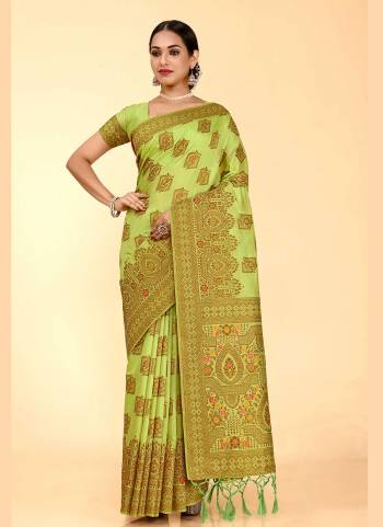 Grab These Saree in Fine Colored Pair With Blouse.These Saree and Blouse Are Fabricated On Raw Silk.Its Beautified With Heavy Wevon Designer Work .