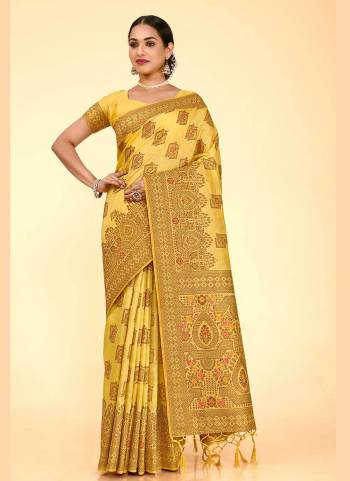 Grab These Saree in Fine Colored Pair With Blouse.These Saree and Blouse Are Fabricated On Raw Silk.Its Beautified With Heavy Wevon Designer Work .