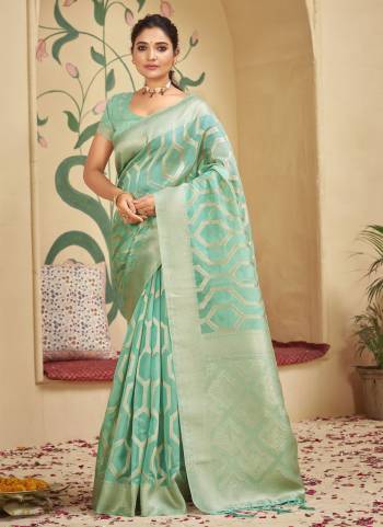 Grab These Saree in Fine Colored Pair With Blouse.These Saree and Blouse Are Fabricated On Organza.Its Beautified With Heavy Wevon Designer Work .