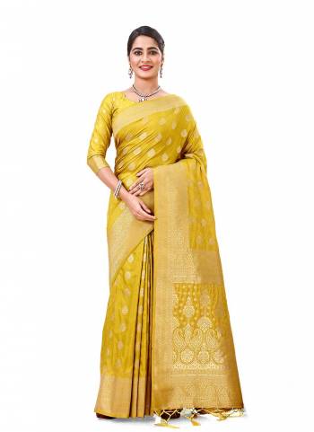 Grab These Saree in Fine Colored Pair With Blouse.These Saree and Blouse Are Fabricated On Dola Silk.Its Beautified With Heavy Wevon Designer Work .