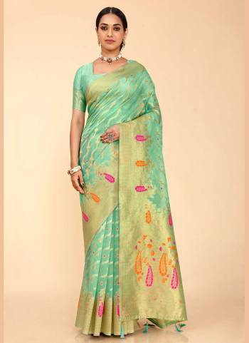 Grab These Saree in Fine Colored Pair With Blouse.These Saree and Blouse Are Fabricated On Organza.Its Beautified With Heavy Wevon Designer Work .