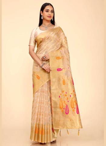 Grab These Saree in Fine Colored Pair With Blouse.These Saree and Blouse Are Fabricated On Organza.Its Beautified With Heavy Wevon Designer Work .